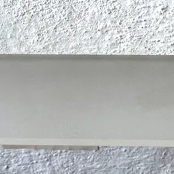 (35431) - Repisa de acrílico blanco y azul con soporte dorado y platiado