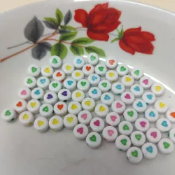 Fichas blancas con corazones varios colores