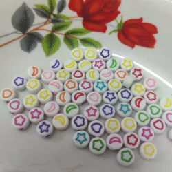 Fichas blancas con figuras variadas en colores