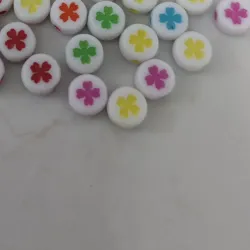 Fichas blancas con flores varios colores