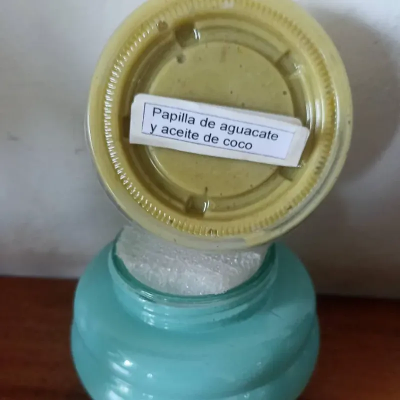 Mascarilla capilar con papilla de aguacate y aceite de coco 