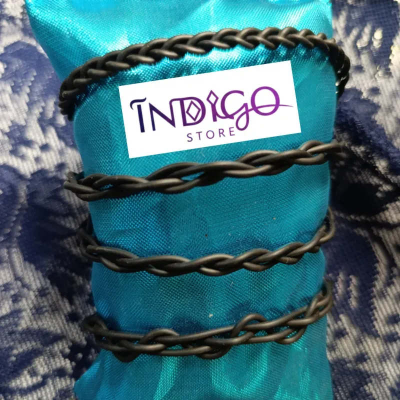 Pulseras de cuero negro