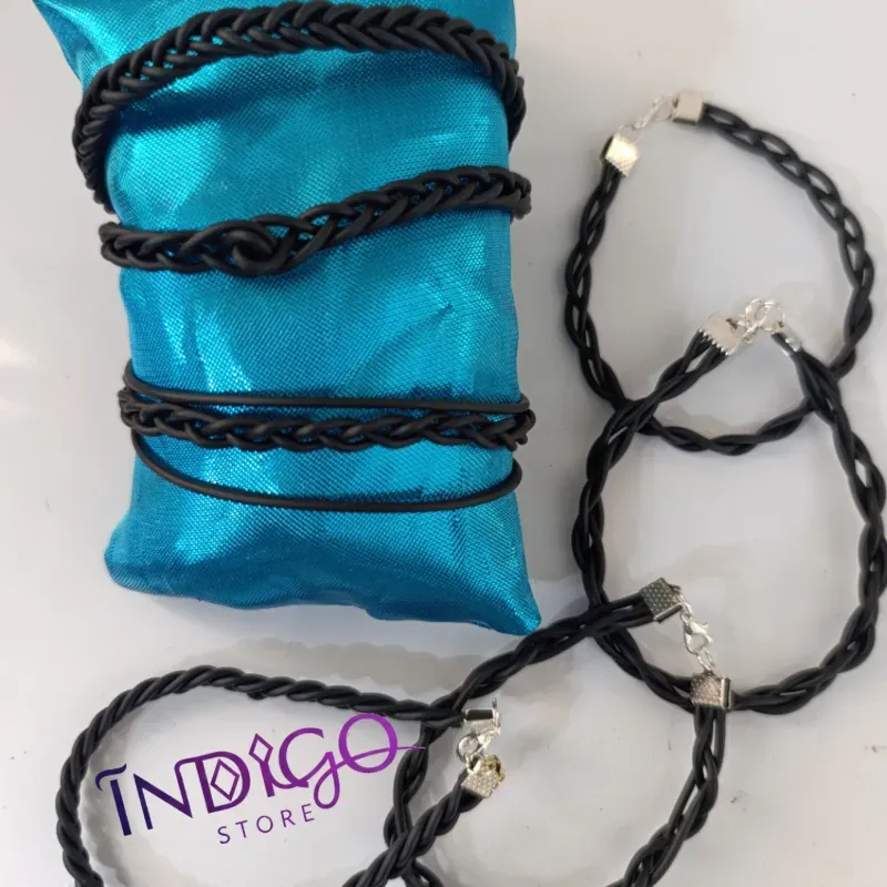 Pulseras de cuero negro