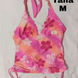 Camiseta Rosada con flores. 