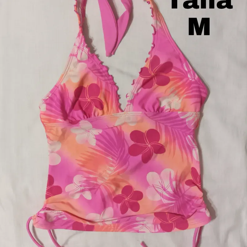 Camiseta Rosada con flores. 