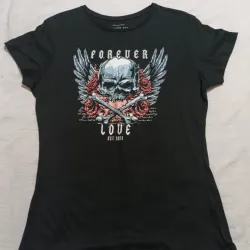 Pullover negro con calavera. 
