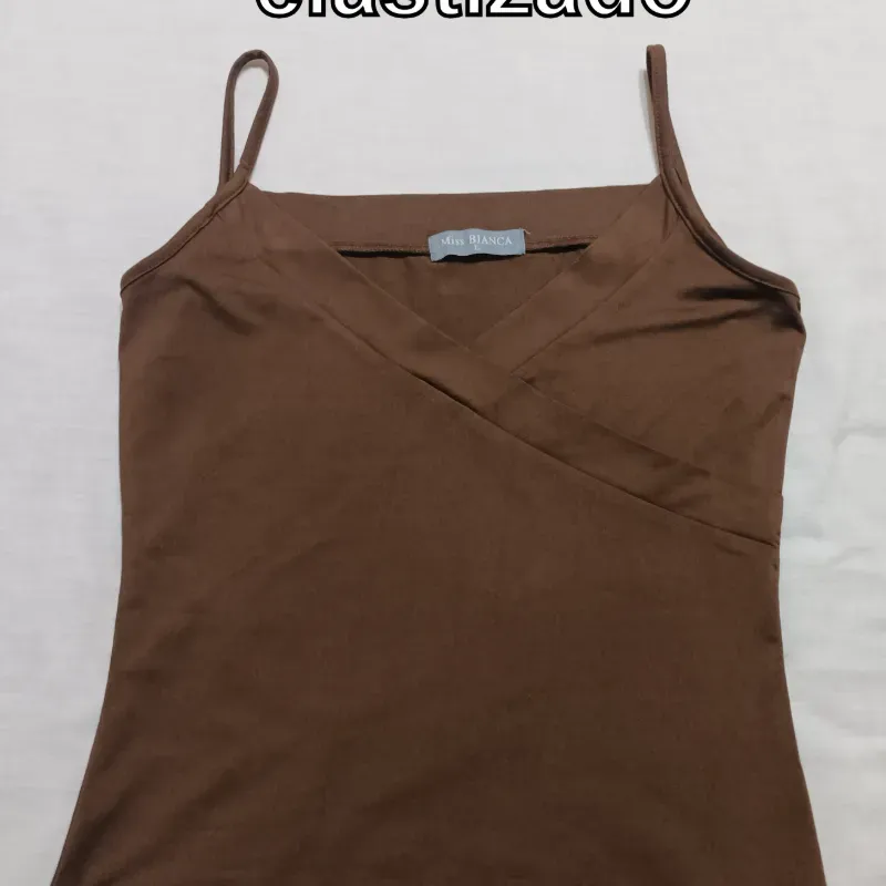 Camiseta carmelita. 