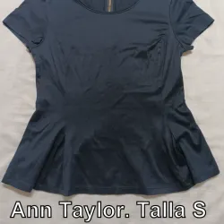 Blusa azul oscuro corte princesa.