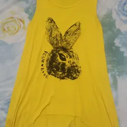  Camiseta amarilla con conejo 3D. 