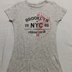 Pullover Gris con letras. 
