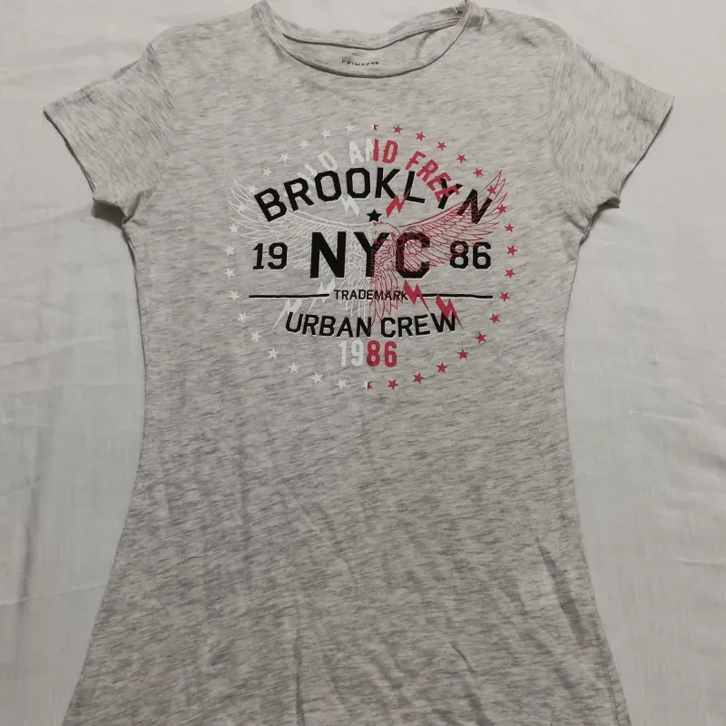 Pullover Gris con letras. 