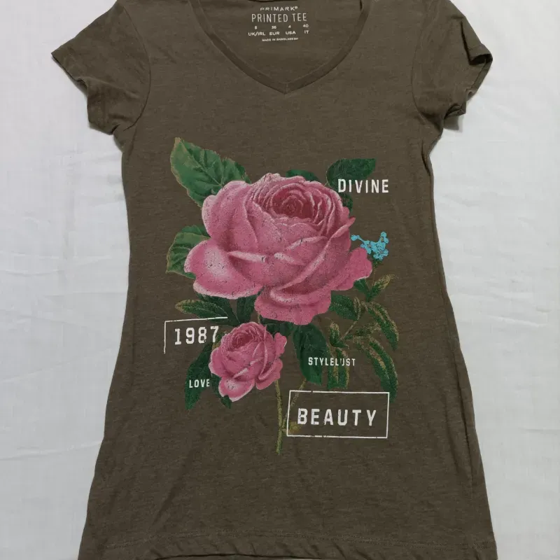 Pullover  Verde olivo oscuro con rosa. 