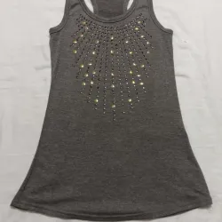 Camiseta Gris con perlitas. 