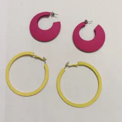 Aros rosados y amarillos