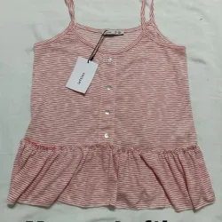 Blusa de rayas rojas y blancas. 