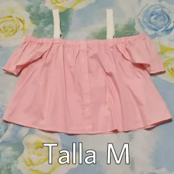 Blusa rosada con tirantes blancos.