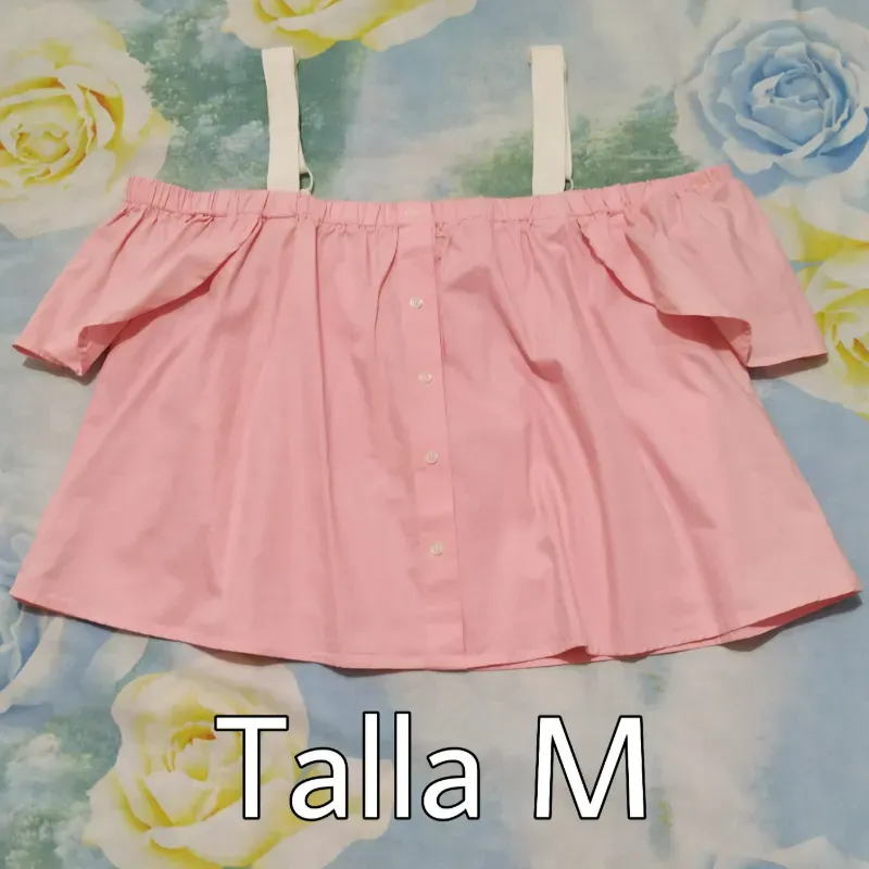 Blusa rosada con tirantes blancos.