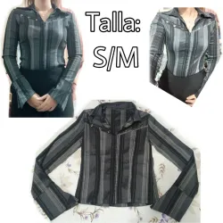Camisa de mujer gris con rayas negras. 