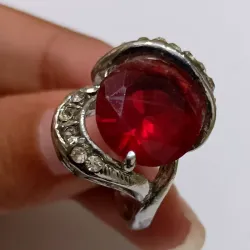 Anillo de diamante rojo