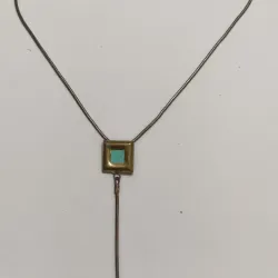 Collar con cuadrado colgante