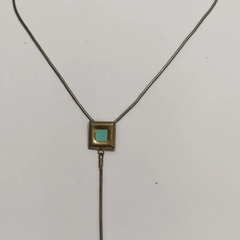 Collar con cuadrado colgante