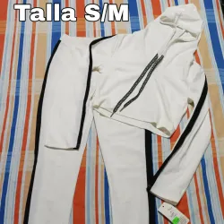 conjunto Blanco y negro de licra y abrigo. 