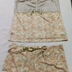 Conjunto camiseta y short naranja claro con flores.