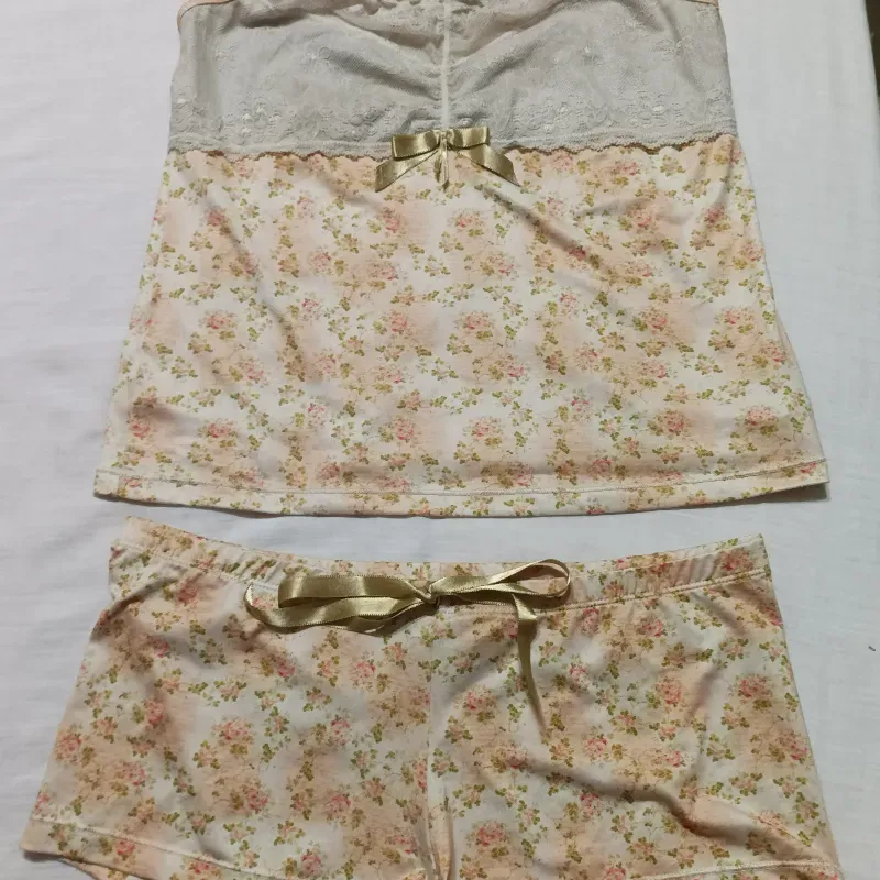 Conjunto camiseta y short naranja claro con flores.