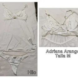  Conjunto de vestido y braga, blancos.