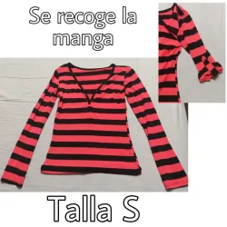Enguatada naranja y negra de rayas. 