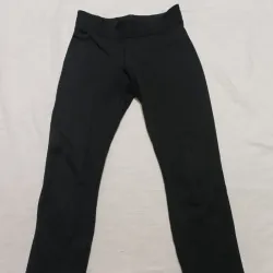 Licra gruesa, tipo pantalón negra. 