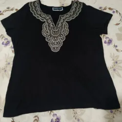 Blusa negra con bordado blanco. 