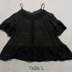 Blusa negra de tirantes, con encaje. 