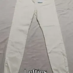 Pantalón blanco ajustado. 
