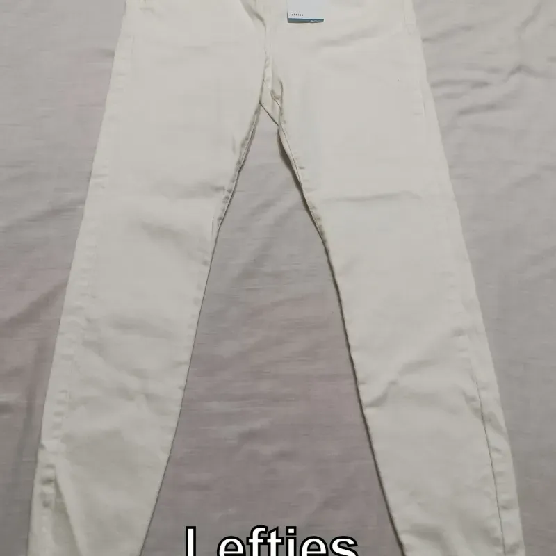 Pantalón blanco ajustado. 