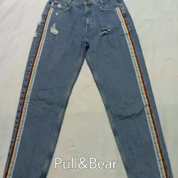 Pantalon mezclilla con rayas de colores. 