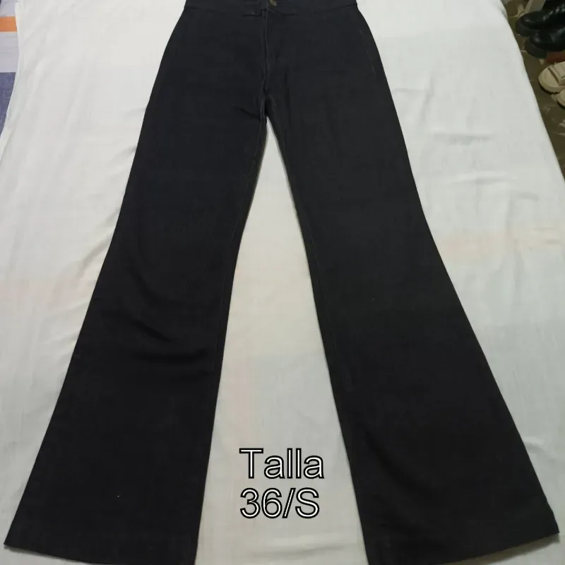 Pantalon negro campana. 