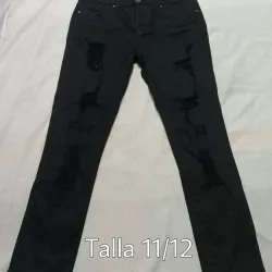  Pantalón negro con rotos