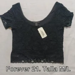 Pullover corto negro de encaje. 