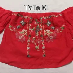Blusa de mangas roja con flores tejidas. 