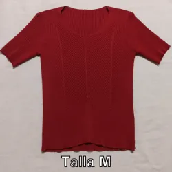 Blusa de tejido rojo vino.  