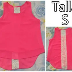   Blusa rosada con encaje blanco por detrás. 