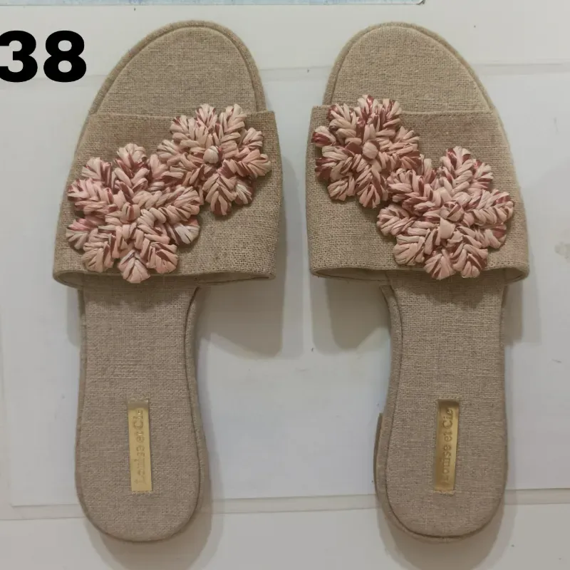  Sandalias de saco con flores.