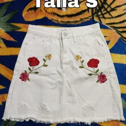 Saya blanca de mezclilla y bordados de flores. 