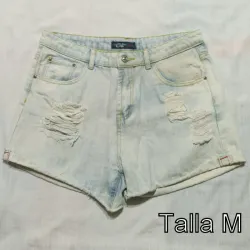 Short mezclilla, azul claro, roto. 