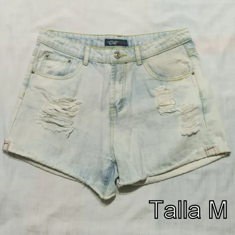 Short mezclilla, azul claro, roto. 