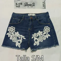 Shorts azul mezclilla con encaje blanco. 