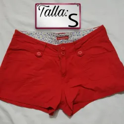 Shorts de tela rojo. 