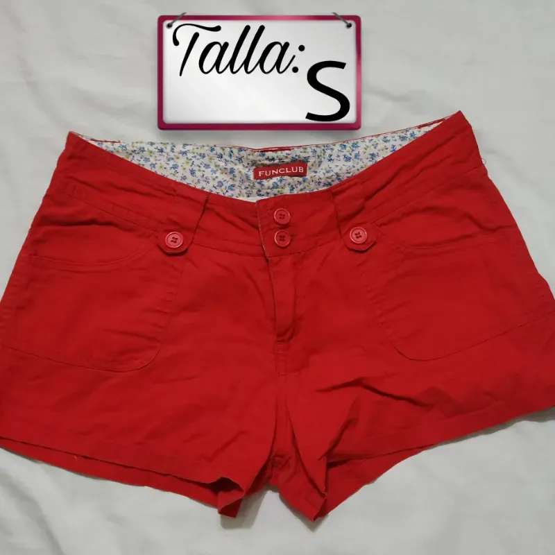 Shorts de tela rojo. 