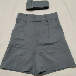 Shorts gris con cinto, 